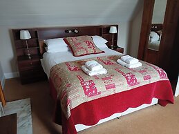 2 Bed House - Sleeps 6 - Pets - Parking - Wifi