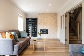 Modern 3 BD House Surrounded by Greenery