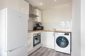 Thornhill House by Guestz