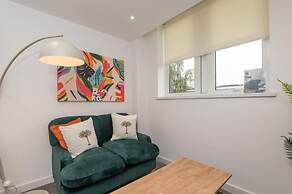 Thornhill House by Guestz
