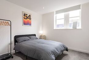 Thornhill House by Guestz