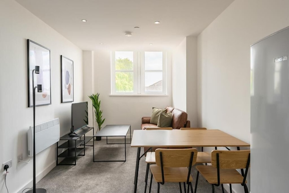 Thornhill House by Guestz