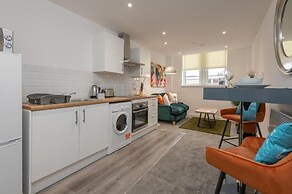 Thornhill House by Guestz