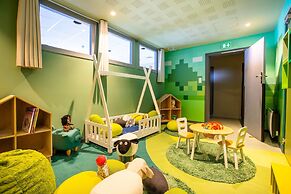 Modern Twin Room With Ski Facilities