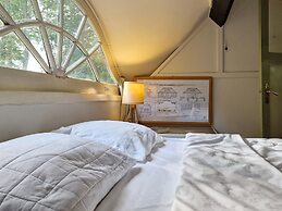 Historic Romantic Pavilion Retreat for 4