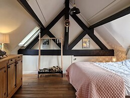 Historic Romantic Pavilion Retreat for 4