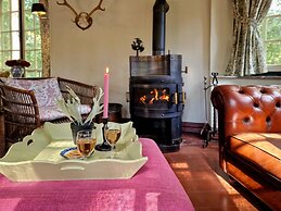Historic Romantic Pavilion Retreat for 4