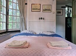 Historic Romantic Pavilion Retreat for 4