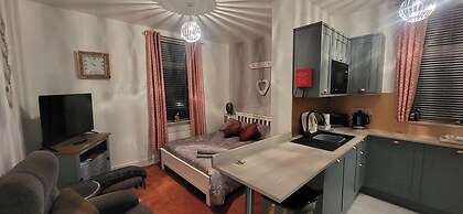 Apartment Sleeps 2 - Pet Friendly, Free Wifi