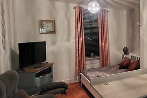 Apartment Sleeps 2 - Pet Friendly, Free Wifi