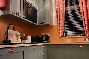 Apartment Sleeps 2 - Pet Friendly, Free Wifi