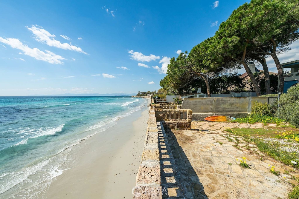 Seaside Villa Apartment With Beach Access