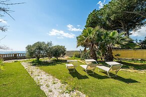 Seaside Villa Apartment With Beach Access