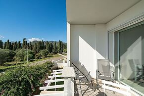 Modern Bright 2BR Retreat With Balcony