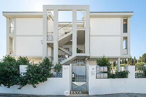 Modern Bright 2BR Retreat With Balcony