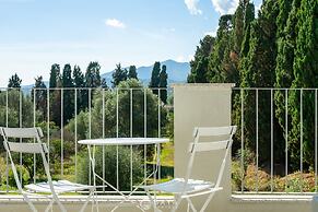 Modern Bright 2BR Retreat With Balcony