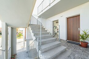 Modern Bright 2BR Retreat With Balcony