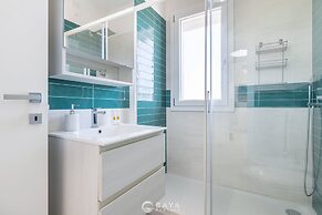 Modern Bright 2BR Retreat With Balcony