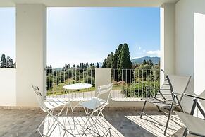 Modern Bright 2BR Retreat With Balcony