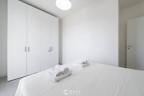 Modern Bright 2BR Retreat With Balcony