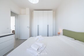 Modern Bright 2BR Retreat With Balcony