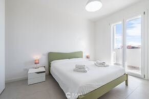 Modern Bright 2BR Retreat With Balcony