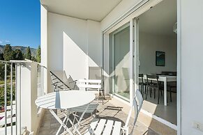 Modern Bright 2BR Retreat With Balcony