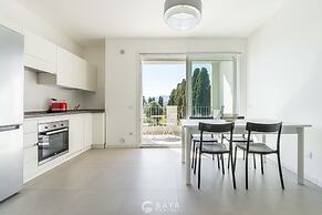 Modern Bright 2BR Retreat With Balcony