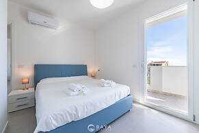 Modern Bright 2BR Retreat With Balcony