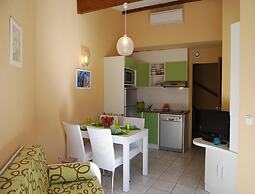 Sunlit Duplex Maisonette Near the Beach