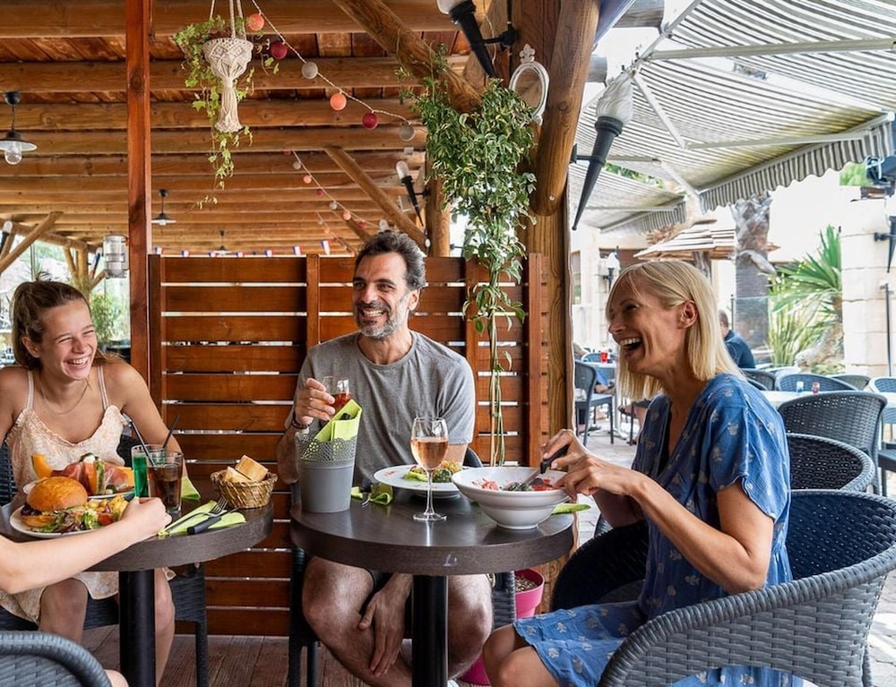 Comfortable Coastal Stay for 4