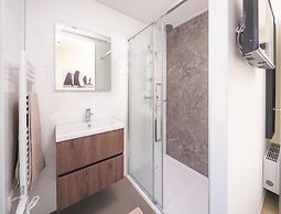 Lakeside Luxury Villa With Ensuites