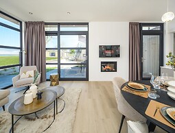 Luxury 4 Guests Villa With Sunny Garden