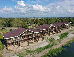 Water's Edge Wellness Retreat With Sauna