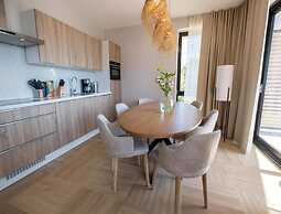 Water's Edge Wellness Retreat With Sauna