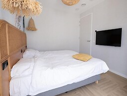 Water's Edge Wellness Retreat With Sauna