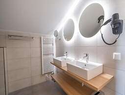 Water's Edge Wellness Retreat With Sauna