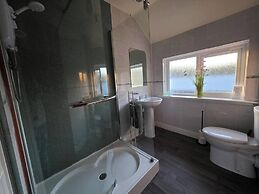 Apartment Sleeps 4 With Garden