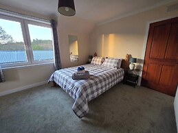 Apartment Sleeps 4 With Garden