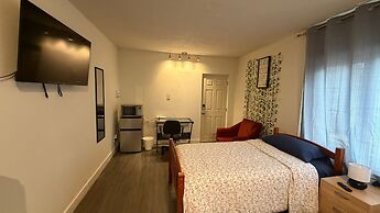 Private Room Downtown with Kitchenette