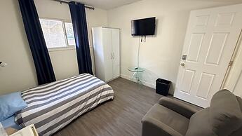Private Room Downtown with Kitchenette