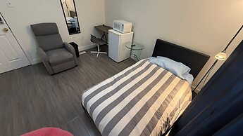 Private Room Downtown with Kitchenette
