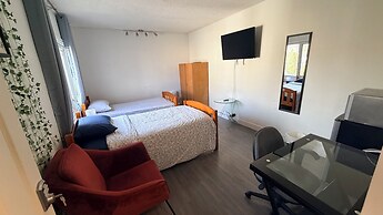 Private Room Downtown with Kitchenette