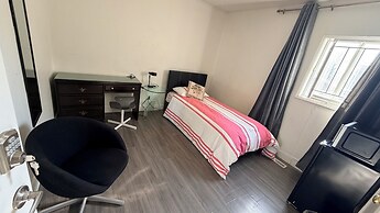 Private Room Downtown with Kitchenette