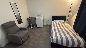 Private Room Downtown with Kitchenette