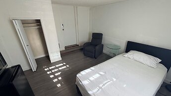 Private Room Downtown with Kitchenette
