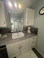Private Room Downtown with Kitchenette