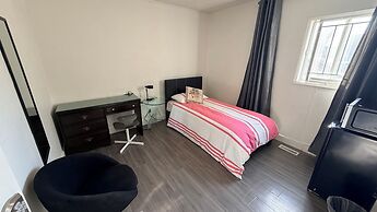 Private Room Downtown with Kitchenette