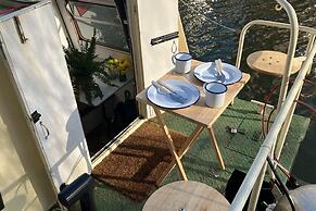 House Sleeps 2 With Lakeside Views