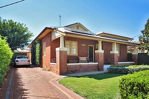Dubbo 4BR Retreat with Kitchen & Patio